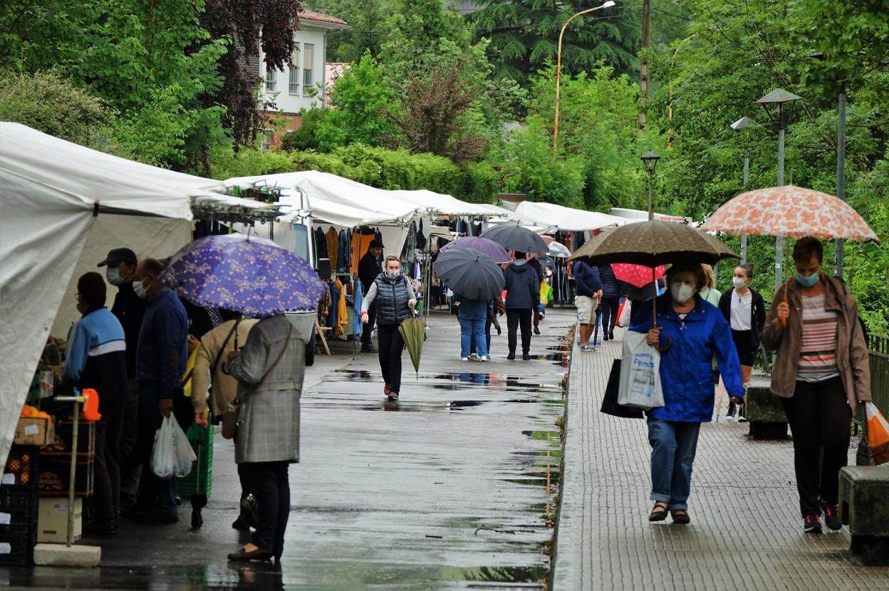 La lluvia no desanimó a los piloñeses, que ayer acudieron al tradicional mercado de Infiesto. 
