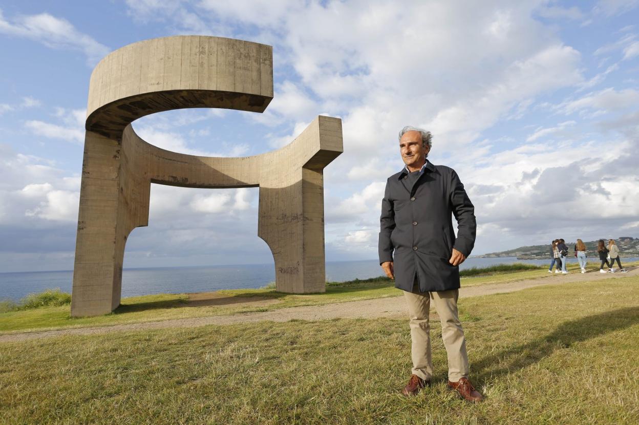 Luis Chillida, ayer tarde, ante el 'Elogio', que visitó nada más llegar a Gijón, con la mar en calma y «una luz preciosa». 