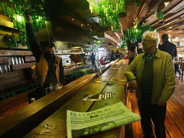 En la barra, «la sidra sí sabe como tiene que saber» 
