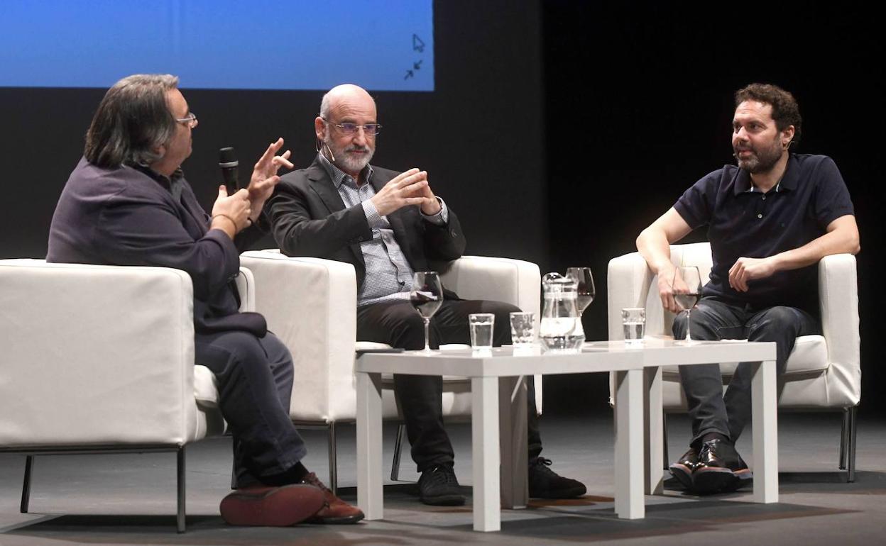 El escritor Fernando Aramburu (c) junto con el guionista Aitor Gabilondo (d) y el periodista Jesús Ruiz Mantilla, en la XIV edición del Hay Festival en Segovia