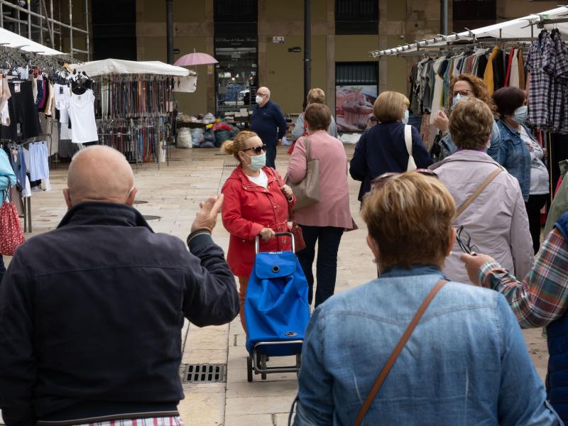 Fotos: La plaza, con mascarillas, geles y distancia social