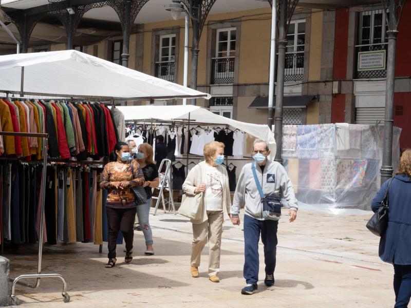 Fotos: La plaza, con mascarillas, geles y distancia social