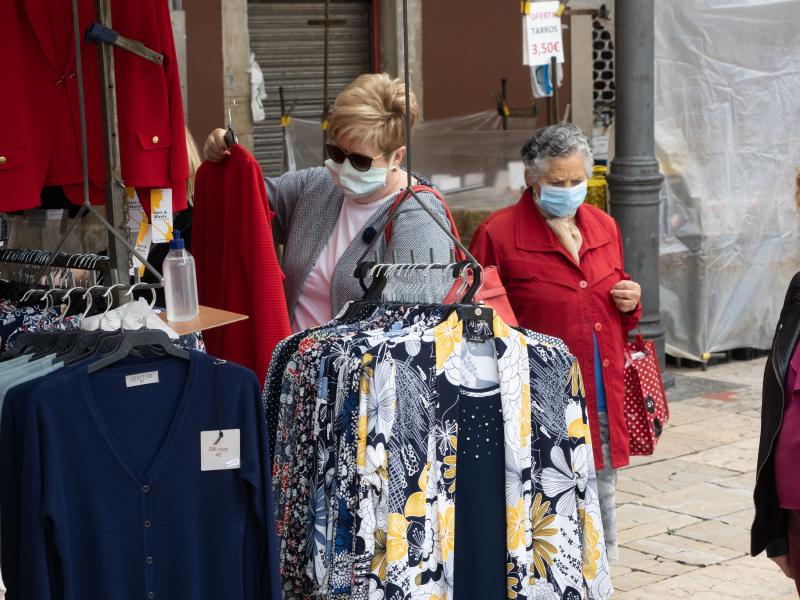 Fotos: La plaza, con mascarillas, geles y distancia social