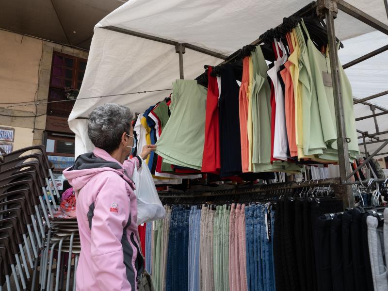 Fotos: La plaza, con mascarillas, geles y distancia social