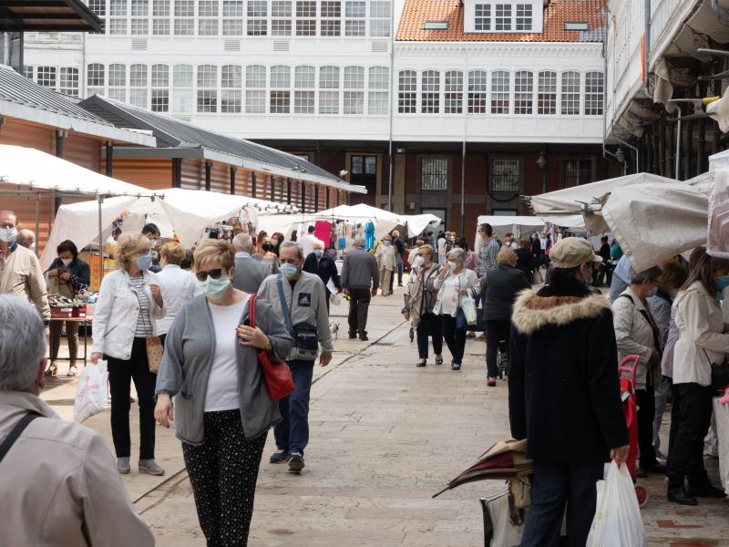 Fotos: La plaza, con mascarillas, geles y distancia social