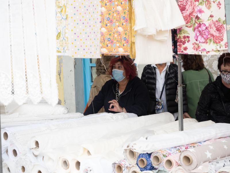 Fotos: La plaza, con mascarillas, geles y distancia social
