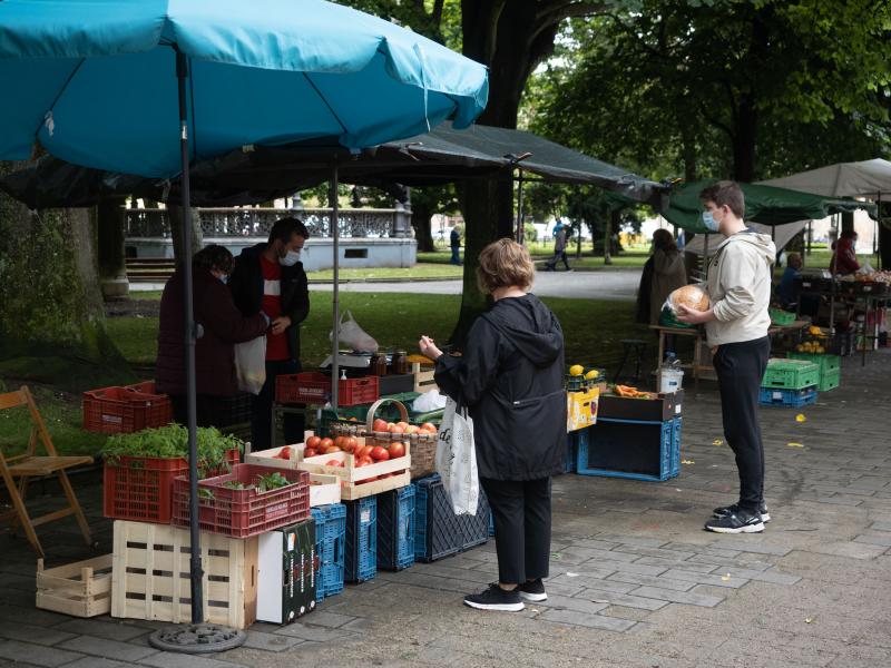 Fotos: La plaza, con mascarillas, geles y distancia social