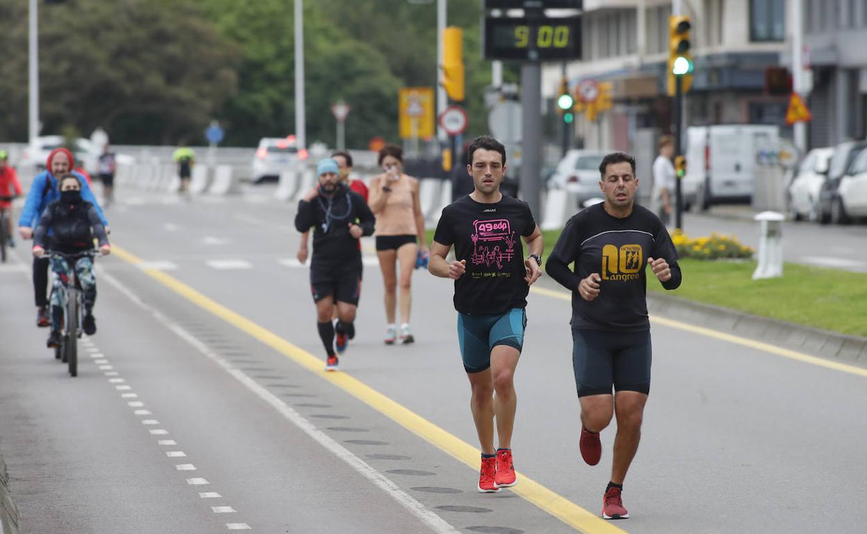 Corredores, paseantes y ciclistas comparten ahora el tramo del Muro. 