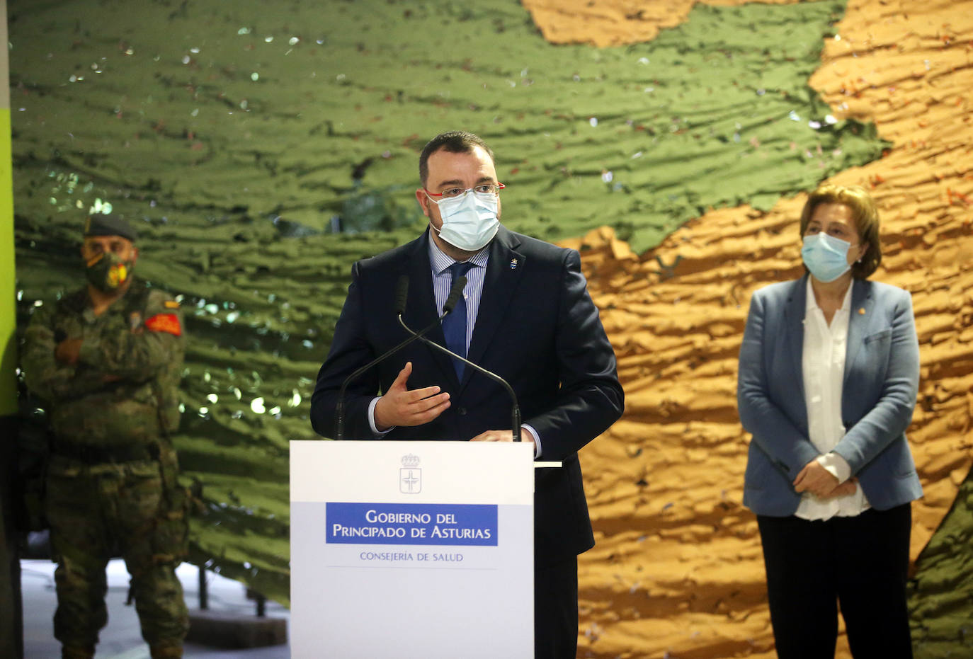 El Regimiento de Infantería Príncipe número 3 ha desmontado este jueves el hospital de campaña instalado en el aparcamiento del Hospital Universitario Central de Asturias el pasado 20 de marzo a causa de la pandemia del coronavirus. Al acto de clausura de la instalación, que nunca llegó a utilizarse, han acudido el presidente regional, Adrián Barbón; la delegada de Gobierno, Delia Losa y el Coronel Jefe del Regimiento, Alfonso Pardo de Santayana. Por otra parte, durante el acto tuvo lugar una protesta en solidaridad con los trabajadores de la EBHI. 