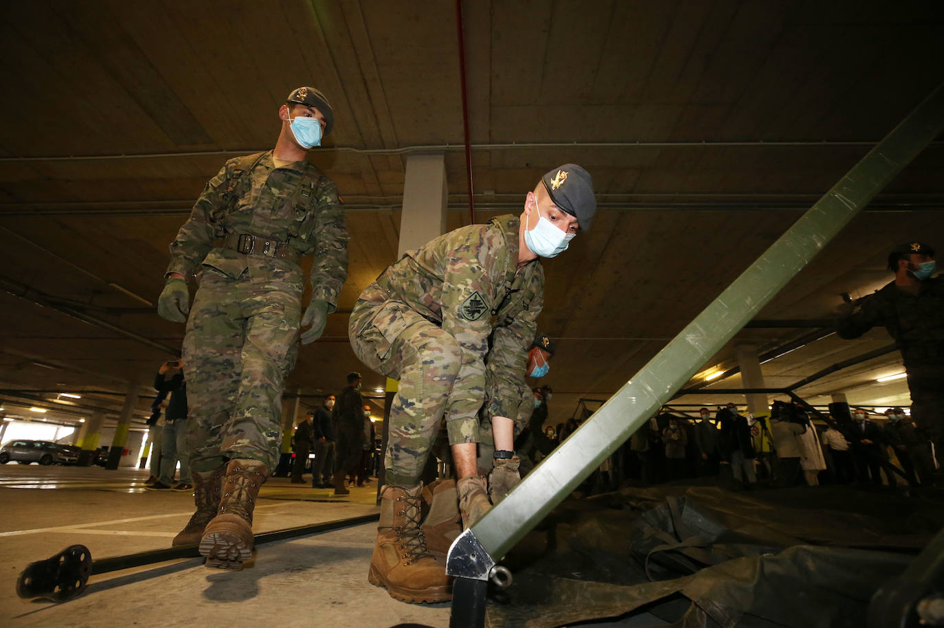 El Regimiento de Infantería Príncipe número 3 ha desmontado este jueves el hospital de campaña instalado en el aparcamiento del Hospital Universitario Central de Asturias el pasado 20 de marzo a causa de la pandemia del coronavirus. Al acto de clausura de la instalación, que nunca llegó a utilizarse, han acudido el presidente regional, Adrián Barbón; la delegada de Gobierno, Delia Losa y el Coronel Jefe del Regimiento, Alfonso Pardo de Santayana. Por otra parte, durante el acto tuvo lugar una protesta en solidaridad con los trabajadores de la EBHI. 