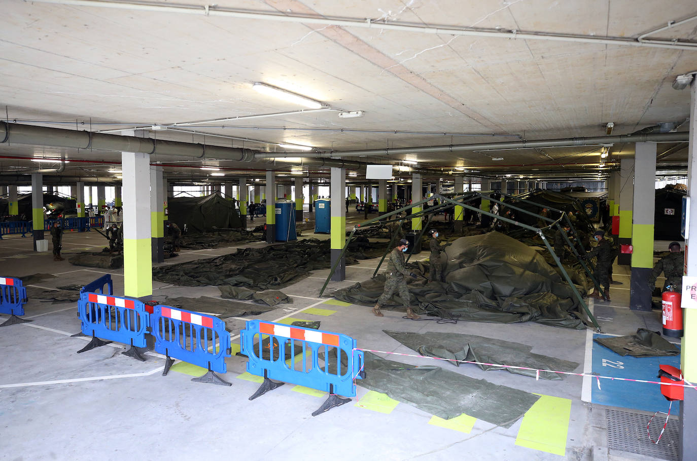 El Regimiento de Infantería Príncipe número 3 ha desmontado este jueves el hospital de campaña instalado en el aparcamiento del Hospital Universitario Central de Asturias el pasado 20 de marzo a causa de la pandemia del coronavirus. Al acto de clausura de la instalación, que nunca llegó a utilizarse, han acudido el presidente regional, Adrián Barbón; la delegada de Gobierno, Delia Losa y el Coronel Jefe del Regimiento, Alfonso Pardo de Santayana. Por otra parte, durante el acto tuvo lugar una protesta en solidaridad con los trabajadores de la EBHI. 