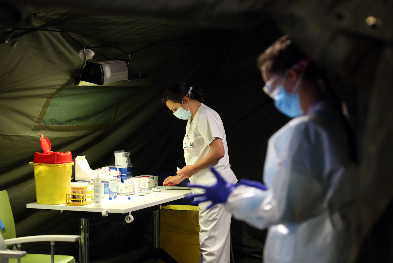 El Regimiento de Infantería Príncipe número 3 ha desmontado este jueves el hospital de campaña instalado en el aparcamiento del Hospital Universitario Central de Asturias el pasado 20 de marzo a causa de la pandemia del coronavirus. Al acto de clausura de la instalación, que nunca llegó a utilizarse, han acudido el presidente regional, Adrián Barbón; la delegada de Gobierno, Delia Losa y el Coronel Jefe del Regimiento, Alfonso Pardo de Santayana. Por otra parte, durante el acto tuvo lugar una protesta en solidaridad con los trabajadores de la EBHI. 