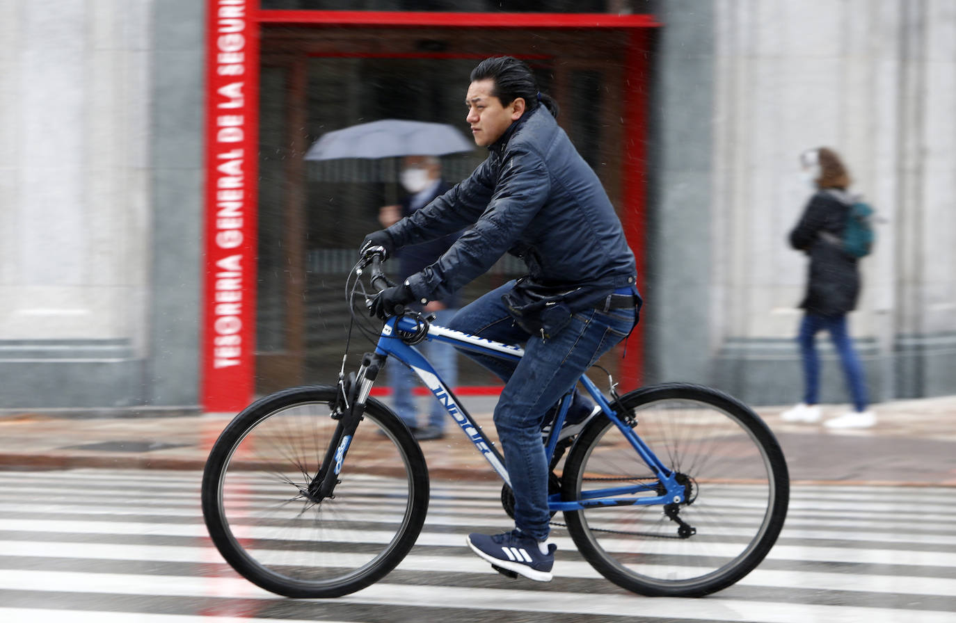 La borrasca ha hecho cambiar los termómetros y ha ocultado el sol de día precedentes. Y seguirá así hasta el fin de semana cuando se espera que se vuelvan a abrir claros.