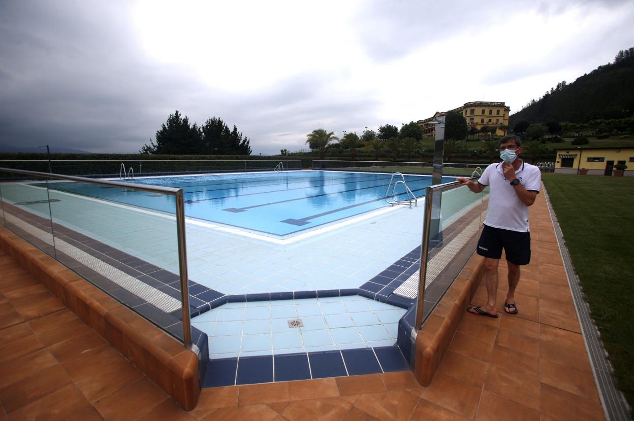 Un socorrista, ayer, en las piscinas del Centro Asturiano. 