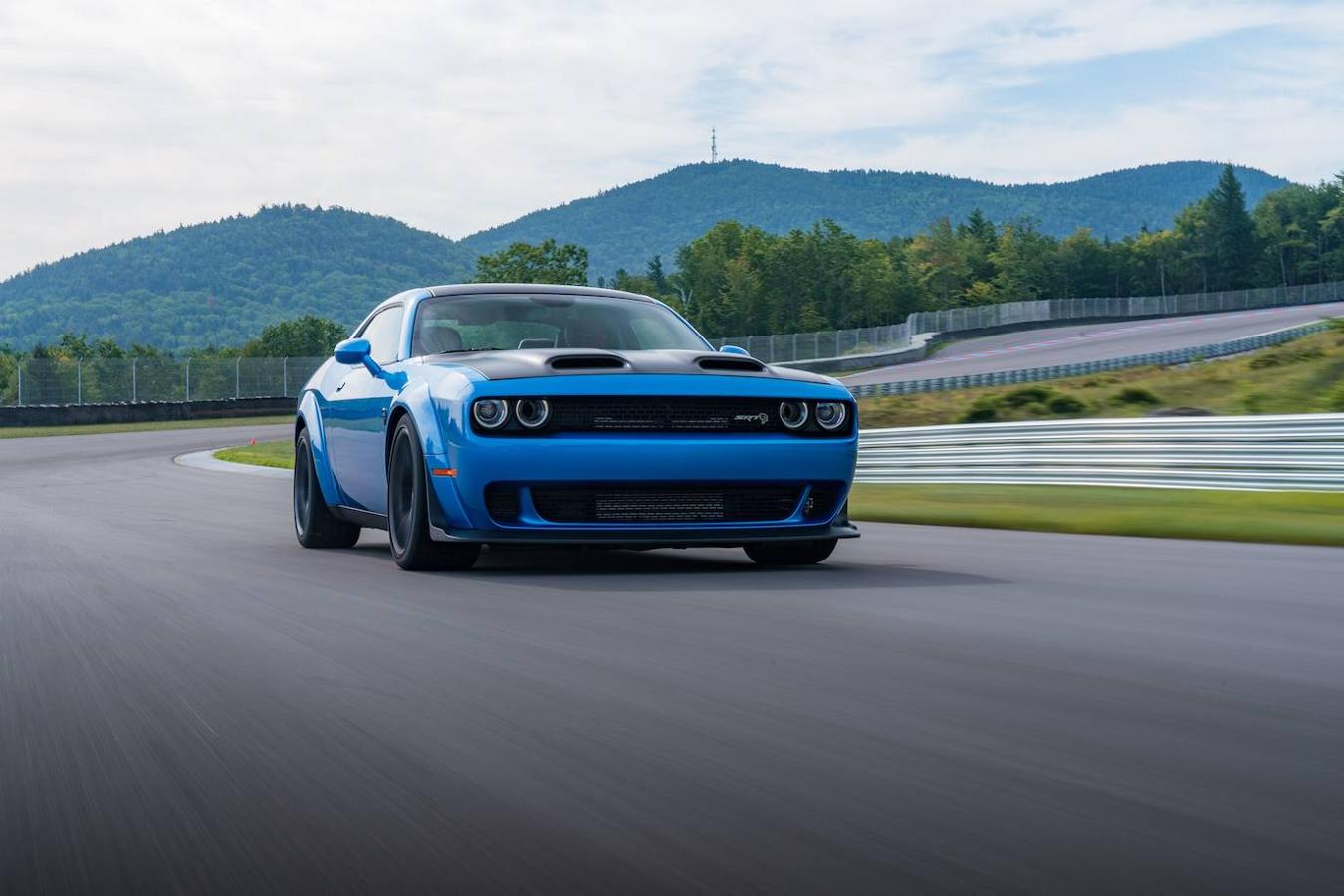 Dodge Challenger SRT Hellcat Redeye: Bajo su capó se encuentra un V-8 sobrealimentado de 6.4 litros que genera 797 CV que puede llegar a romper la barrera de los 320 km/h.