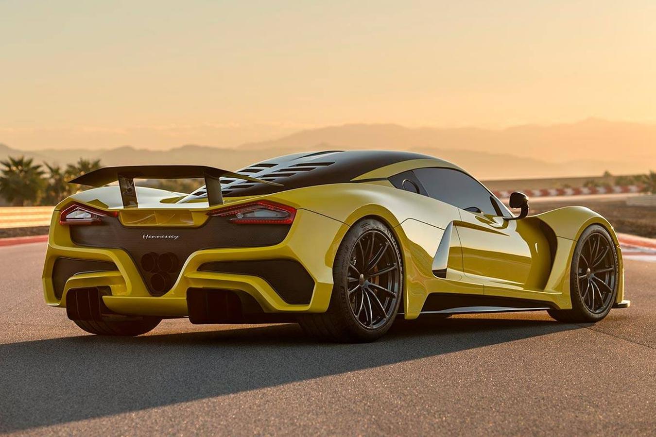 Hennessey Venom F5: Este es un hypercar de edición limitada tiene 1.817 caballos de potencia y está en la lista de uno de los coches de calle más rápidos del planeta. Cuenta con un motor biturbo V8 de 6.6 litros y puede llegar a alcanzar una velocidad punta de 484 km/h y acelerar de 0 a 100 km/h en menos de dos segundos.