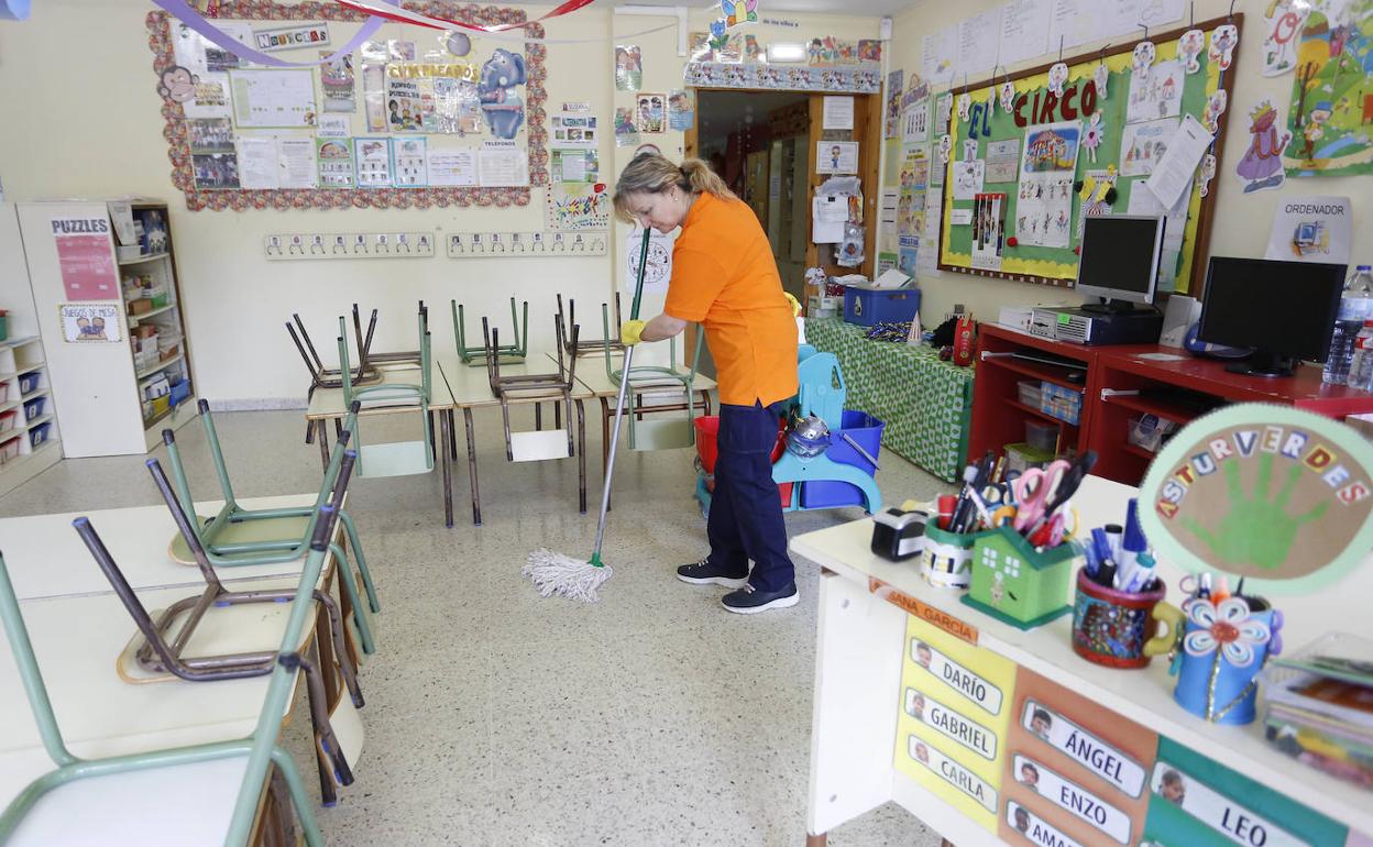 Desinfección y limpieza en las aulas antes del inicio del curso.