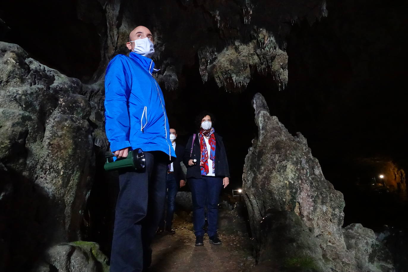 El director de Patrimonio, Pablo León; la consejera de Cultura, Berta Piñán, y el alcalde de Ribadedeva, Jesús Bordás, durante su visita de ayer a la cueva de El Pindal, en Pimiango. xuan cueto