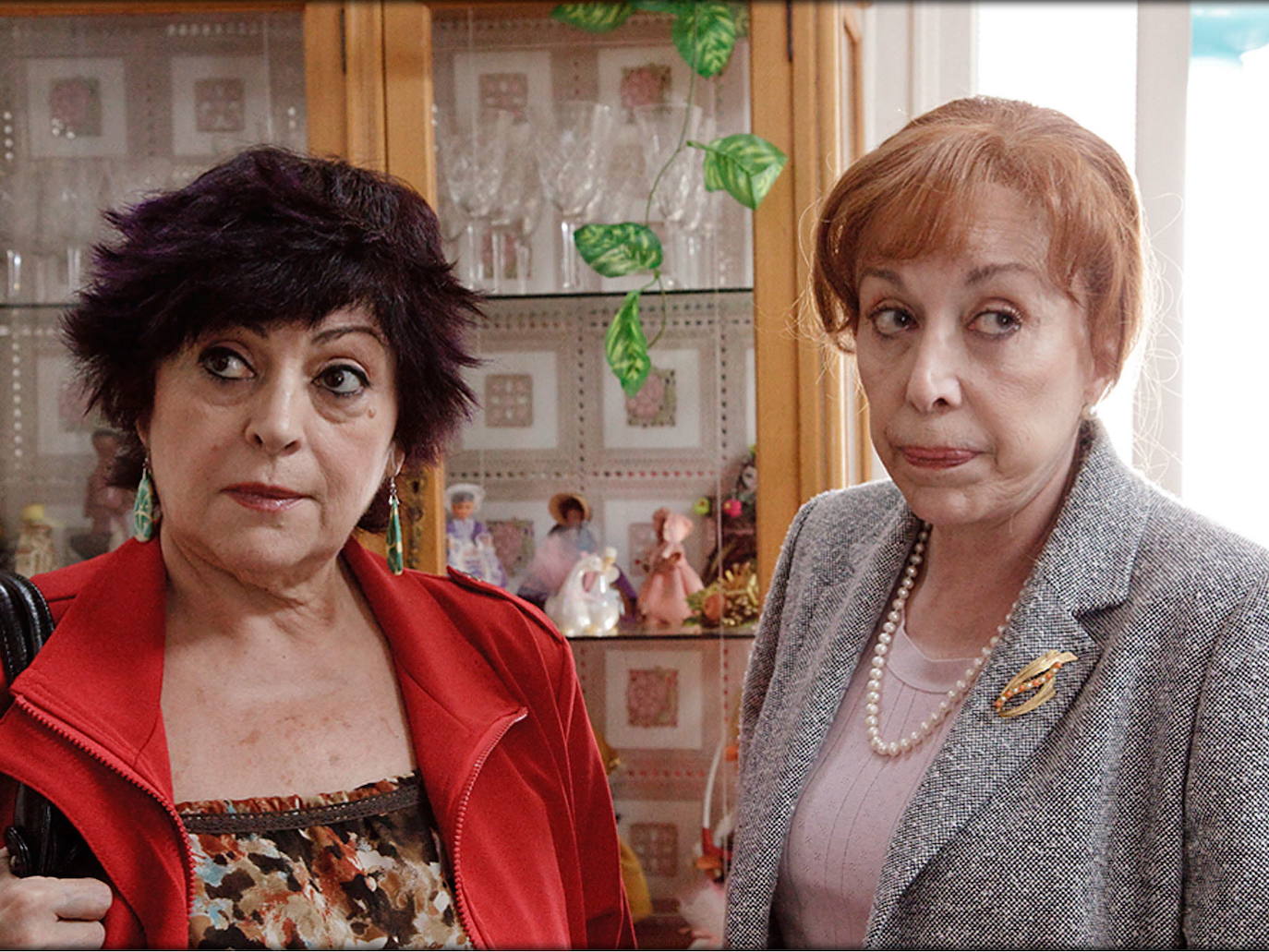 'Sin vergüenza' y '¿Por qué lo llaman amor cuando quieren decir sexo?' la coronaron con sendo premios Goya a mejor actriz de reparto, pero la carrera cinematográfica de Rosa María Sardá, fallecida a los 78 años, está plagada de títulos que le hicieron merecedora también de la Medalla de Oro de la Academia. A lo largo de su carrera ha compartido escena con muchos nombres conocidos del cine español como Fernando Fernán Gómez.