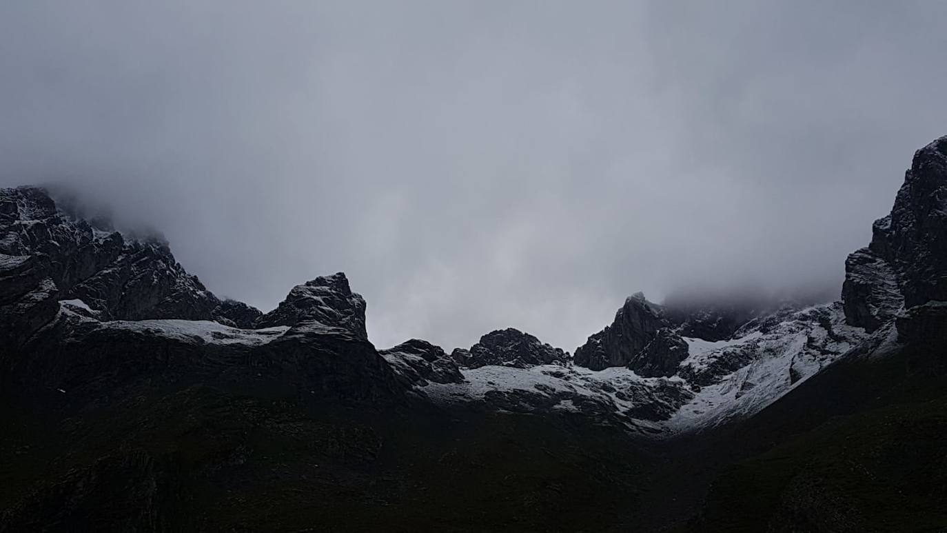 A falta de poco más de una semana para que llegue el verano, la cota de nieve en el Principado ha descendido hasta los 1.5000 metros, lo que ha provocado estampas más propias del invierno en las cimas asturianas, que han amanecido nevadas. 