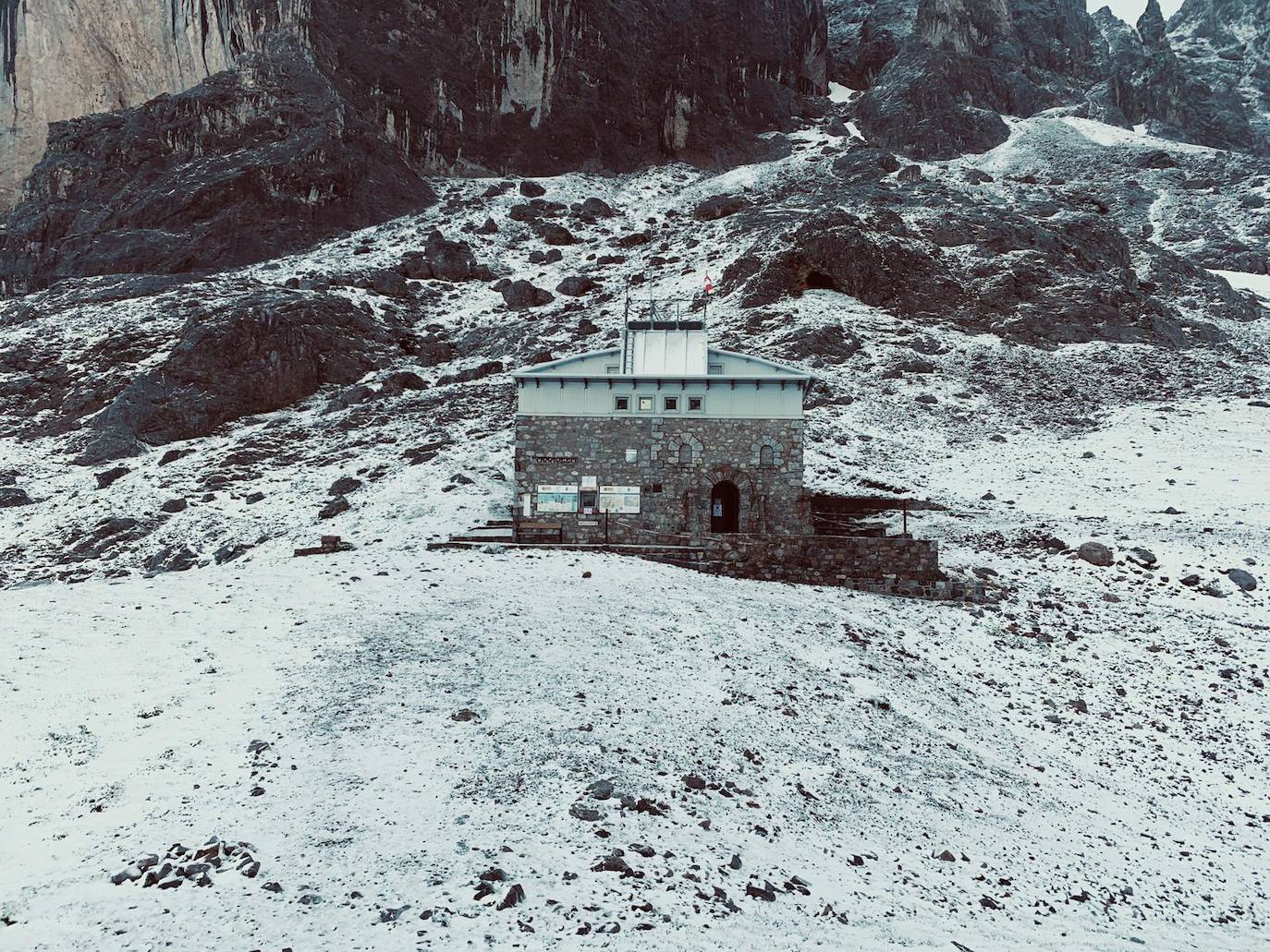 A falta de poco más de una semana para que llegue el verano, la cota de nieve en el Principado ha descendido hasta los 1.5000 metros, lo que ha provocado estampas más propias del invierno en las cimas asturianas, que han amanecido nevadas. 