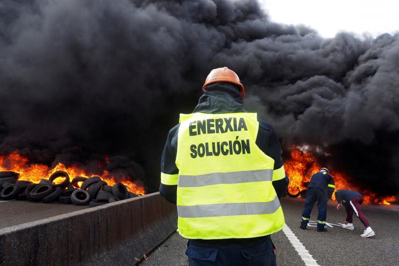 Trabajadores de Alcoa de La Coruña han establecido barricadas y quemado neumáticos en la autovía AG-64, cerca de Vilalba, que comunica con Ferrol y con la costa de Lugo, para urgir una solución al Gobierno central y la Xunta de Galicia ante los despidos.