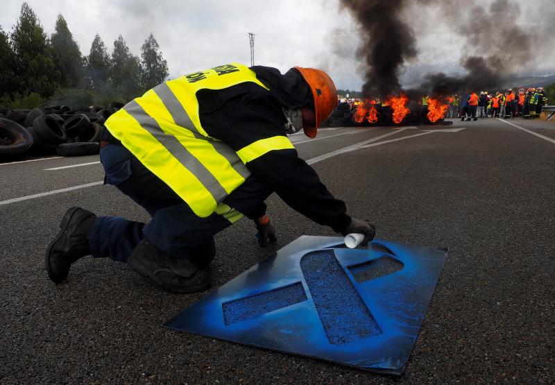 Trabajadores de Alcoa de La Coruña han establecido barricadas y quemado neumáticos en la autovía AG-64, cerca de Vilalba, que comunica con Ferrol y con la costa de Lugo, para urgir una solución al Gobierno central y la Xunta de Galicia ante los despidos.