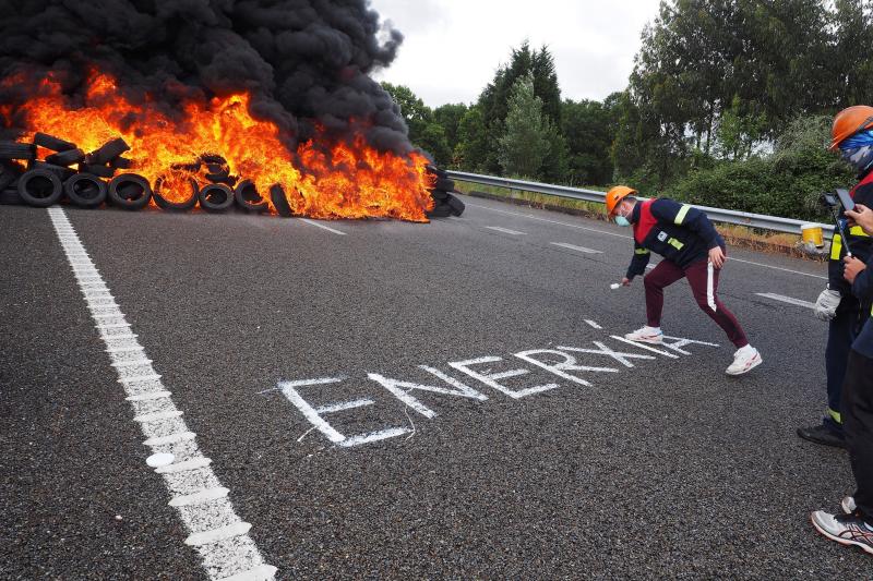 Trabajadores de Alcoa de La Coruña han establecido barricadas y quemado neumáticos en la autovía AG-64, cerca de Vilalba, que comunica con Ferrol y con la costa de Lugo, para urgir una solución al Gobierno central y la Xunta de Galicia ante los despidos.