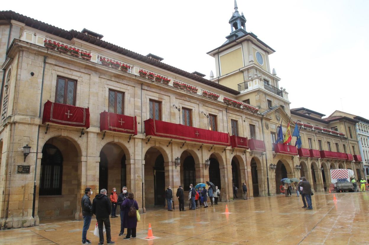 Los balcones del Ayuntamiento lucen engalonados por Corpus Christi. 