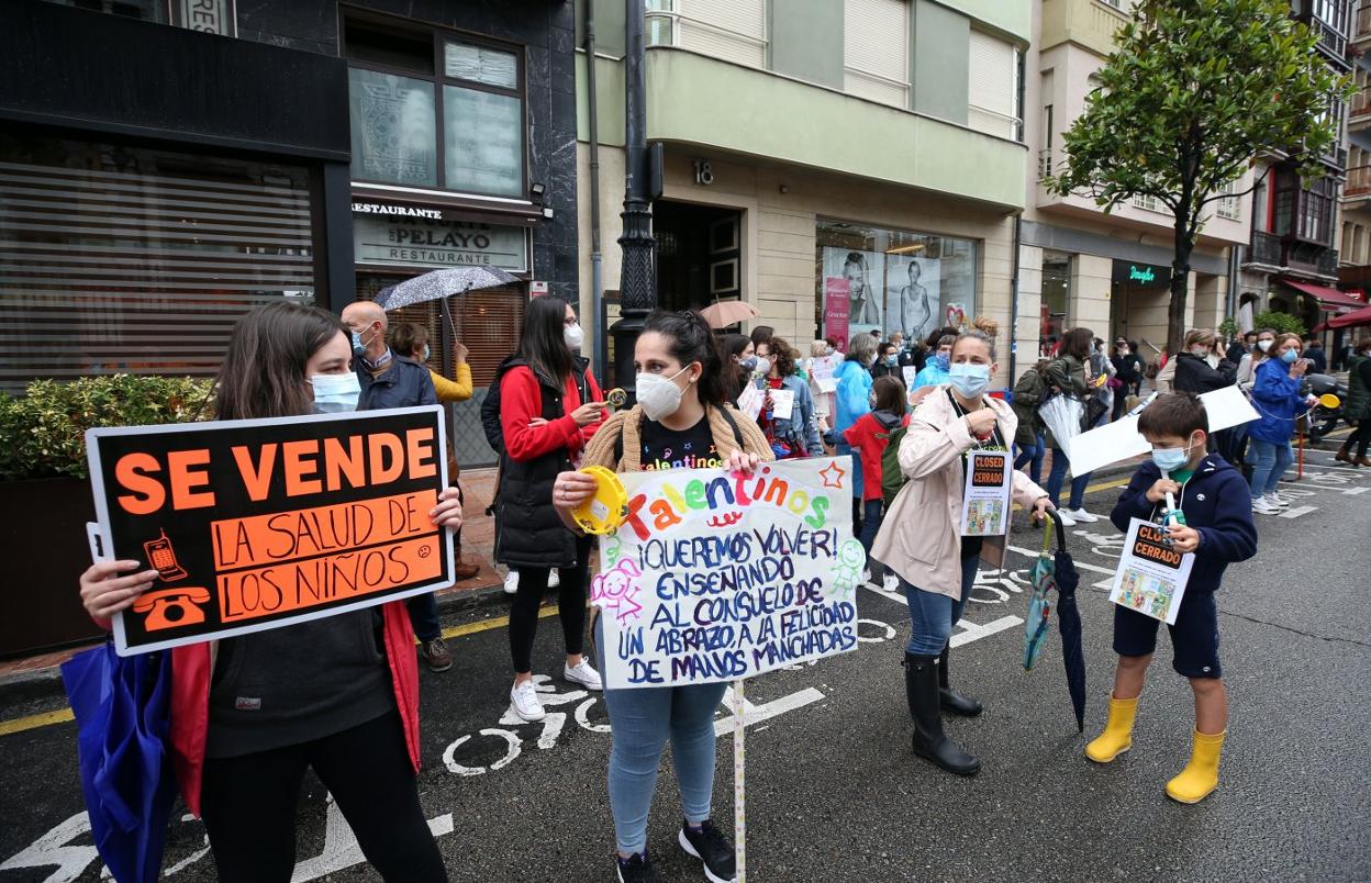 'Se vende la salud de los niños', se leía en uno de los carteles de la manifestación organizada ayer por las guarderías privadas. 