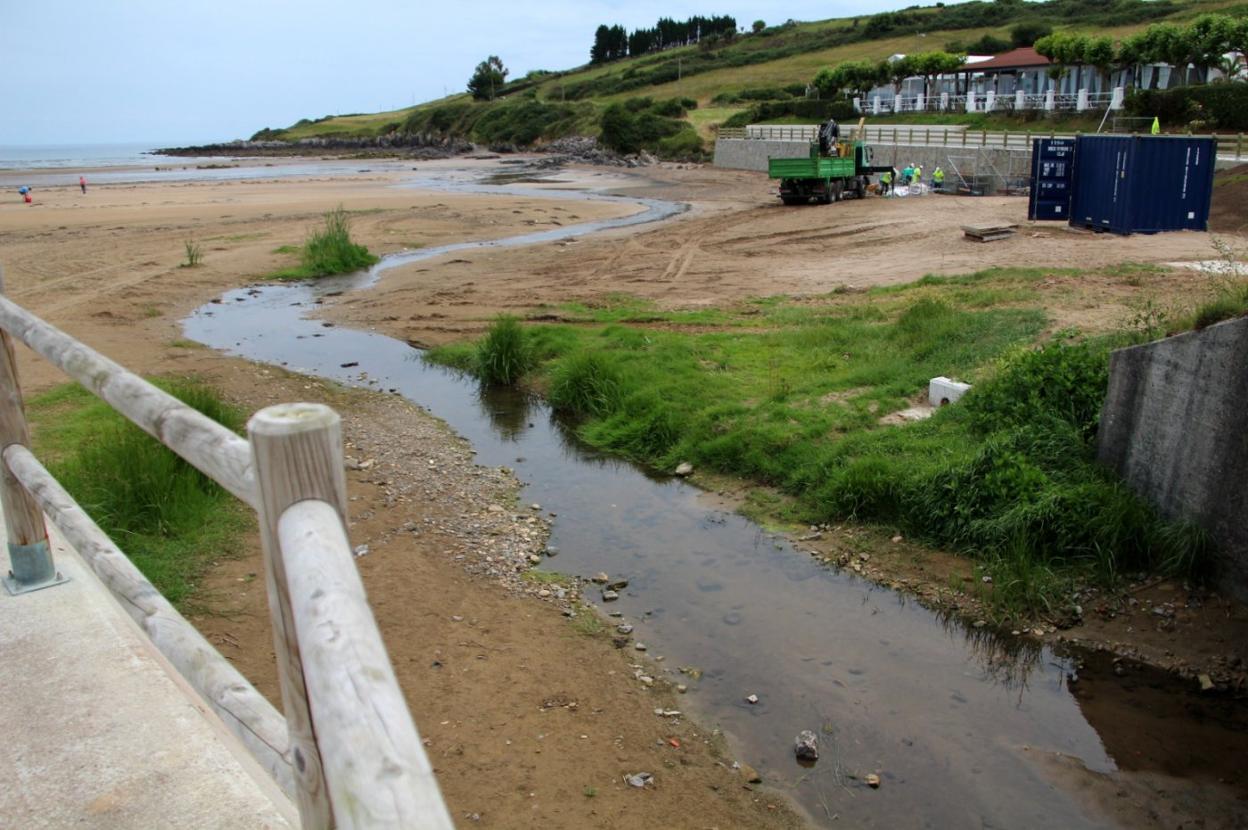 El río por el que los vertidos llegan a la playa. 