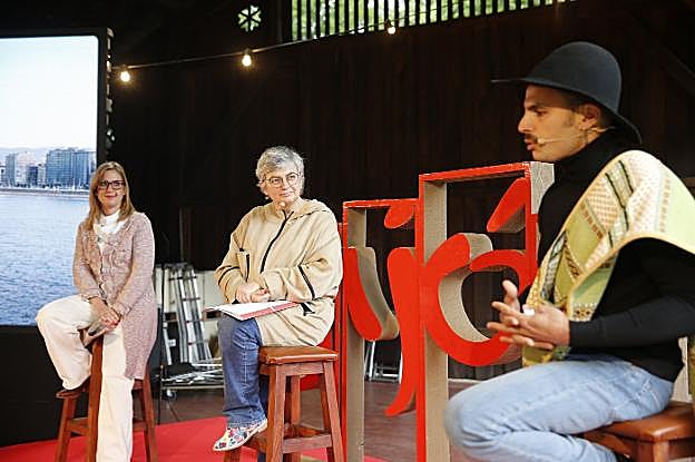 Lara Martínez, gerente de Divertia, Ana González, alcaldesa de Gijón, y Rodrigo Cuevas. 