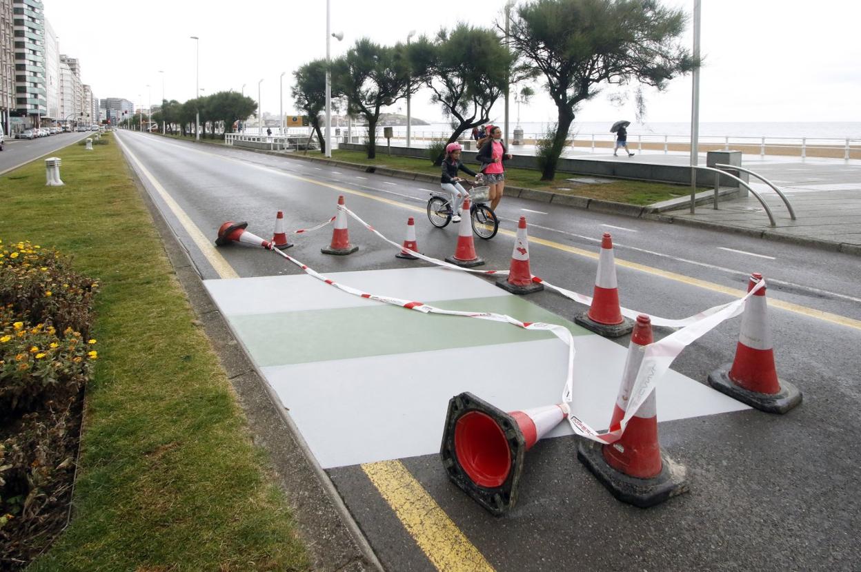 Pruebas de pintura sobre el pavimento de la parte de la calzada que será para uso exclusivo peatonal. 