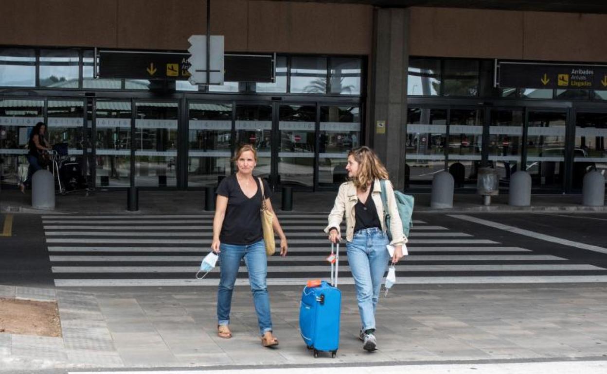 Llegada de viajeros al aeropuerto de Menorca procedentes de Palma de Mallorca 