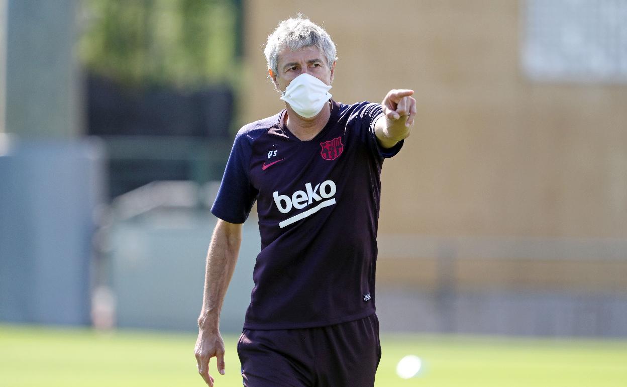 Quique Setién, durante un entrenamiento del Barça.