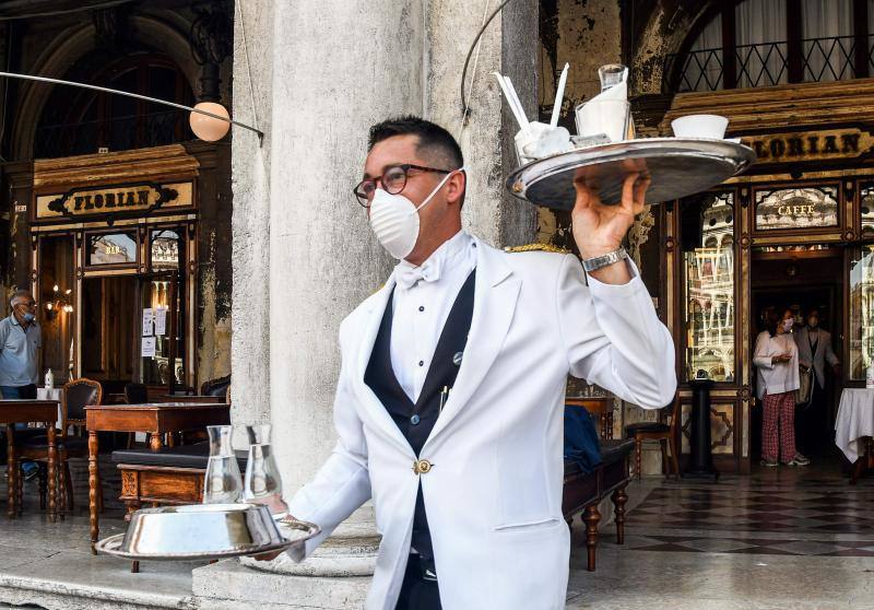Venecia, la ciudad del amor, empieza a presentar un aspecto bien distinto. Los turistas ya empiezan a hacer acto de presencia por sus canales y calles, y lugares tan emblemáticos como el Café Florian, del siglo XVIII, y construcciones de la Plaza de San Marcos empiezan a abrir sus puertas tras varias semanas clausuradas.