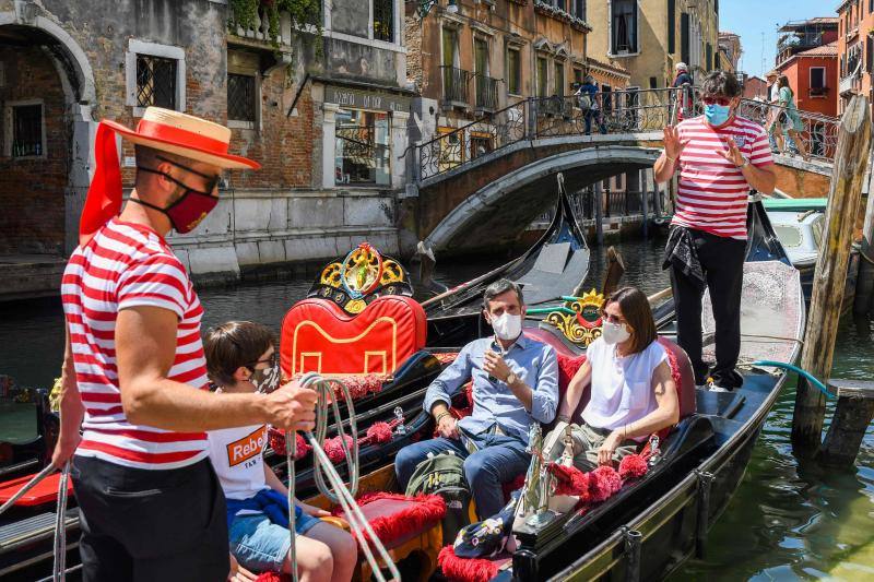 Venecia, la ciudad del amor, empieza a presentar un aspecto bien distinto. Los turistas ya empiezan a hacer acto de presencia por sus canales y calles, y lugares tan emblemáticos como el Café Florian, del siglo XVIII, y construcciones de la Plaza de San Marcos empiezan a abrir sus puertas tras varias semanas clausuradas.