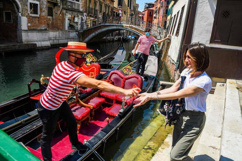 Venecia, la ciudad del amor, empieza a presentar un aspecto bien distinto. Los turistas ya empiezan a hacer acto de presencia por sus canales y calles, y lugares tan emblemáticos como el Café Florian, del siglo XVIII, y construcciones de la Plaza de San Marcos empiezan a abrir sus puertas tras varias semanas clausuradas.