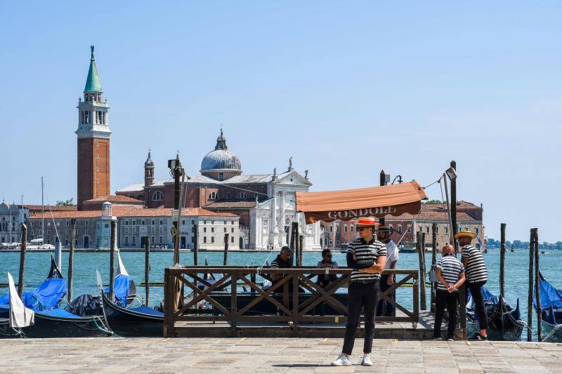 Venecia, la ciudad del amor, empieza a presentar un aspecto bien distinto. Los turistas ya empiezan a hacer acto de presencia por sus canales y calles, y lugares tan emblemáticos como el Café Florian, del siglo XVIII, y construcciones de la Plaza de San Marcos empiezan a abrir sus puertas tras varias semanas clausuradas.