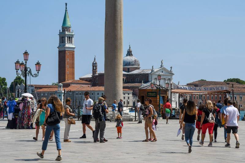 Venecia, la ciudad del amor, empieza a presentar un aspecto bien distinto. Los turistas ya empiezan a hacer acto de presencia por sus canales y calles, y lugares tan emblemáticos como el Café Florian, del siglo XVIII, y construcciones de la Plaza de San Marcos empiezan a abrir sus puertas tras varias semanas clausuradas.