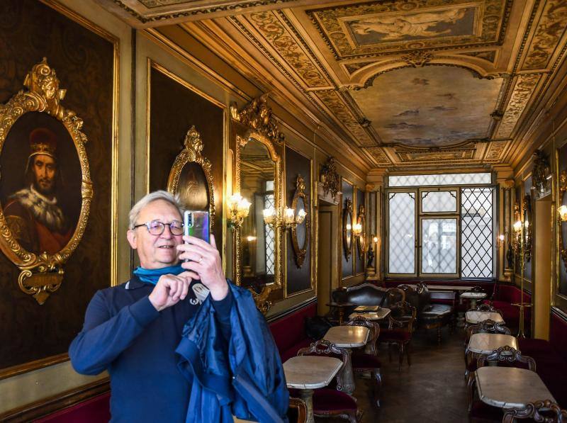 Venecia, la ciudad del amor, empieza a presentar un aspecto bien distinto. Los turistas ya empiezan a hacer acto de presencia por sus canales y calles, y lugares tan emblemáticos como el Café Florian, del siglo XVIII, y construcciones de la Plaza de San Marcos empiezan a abrir sus puertas tras varias semanas clausuradas.