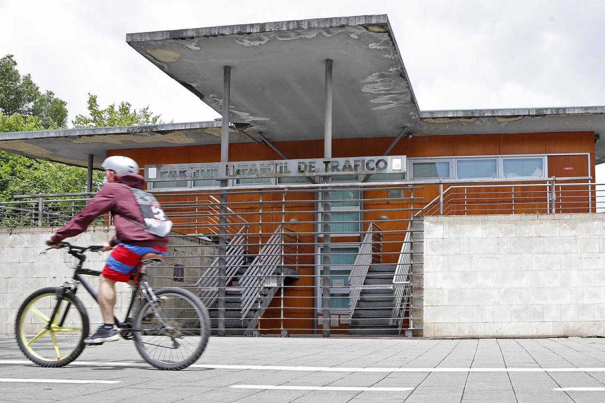 Un ciclista ante la escuela de tráfico de Isabel la Católica. 