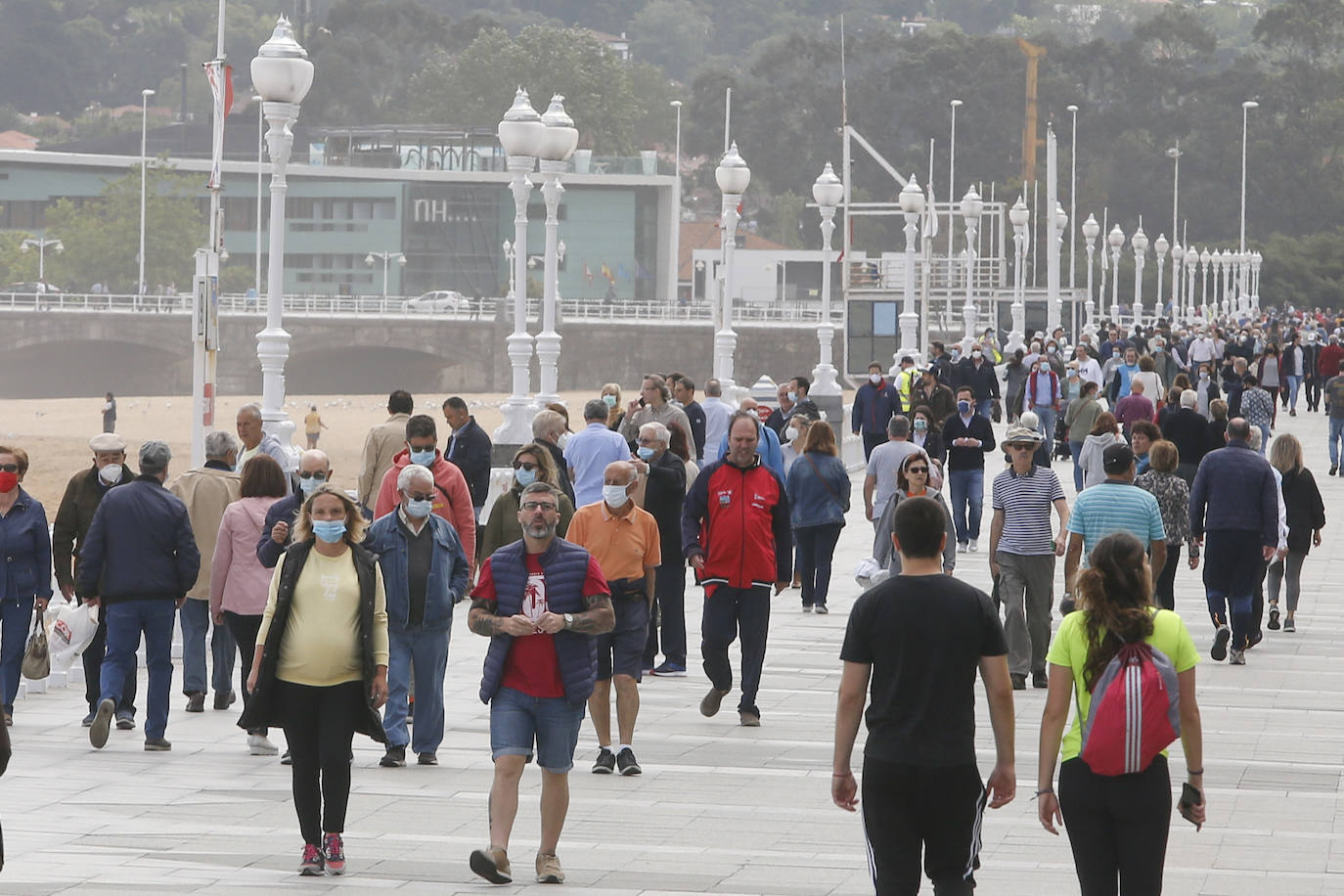Fotos: Los gijoneses toman parques, playas y terrazas