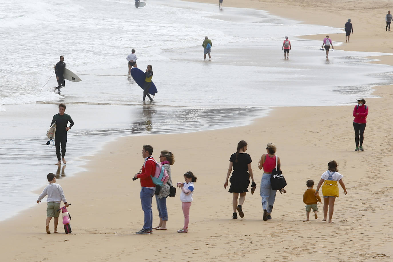 Fotos: Los gijoneses toman parques, playas y terrazas