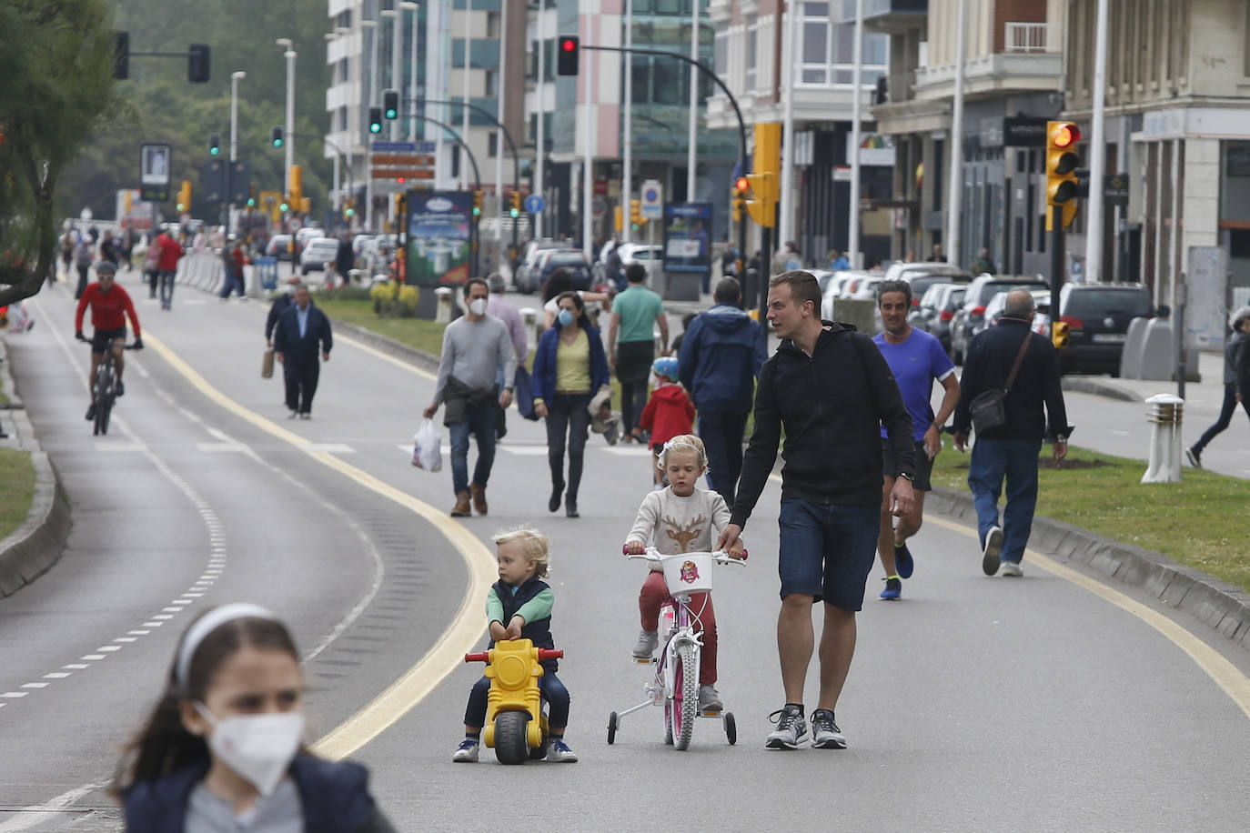 Fotos: Los gijoneses toman parques, playas y terrazas