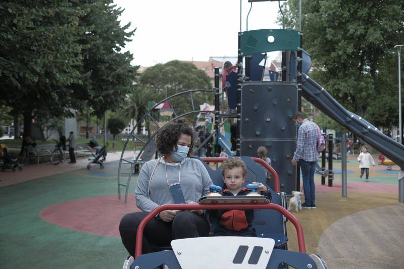 Fotos: Los gijoneses toman parques, playas y terrazas