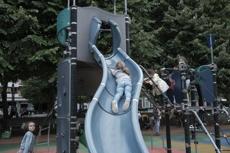 Fotos: Los gijoneses toman parques, playas y terrazas