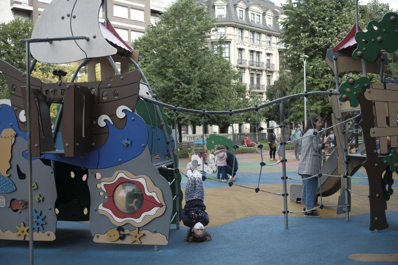 Fotos: Los gijoneses toman parques, playas y terrazas