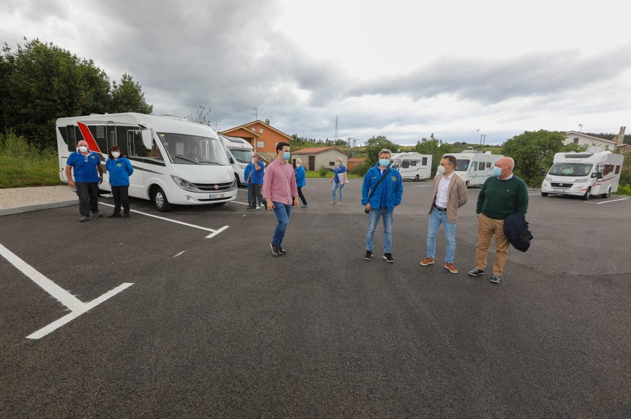 Inauguración del nuevo área de autocaravanas ayer en Overo, con la presencia del alcalde. 