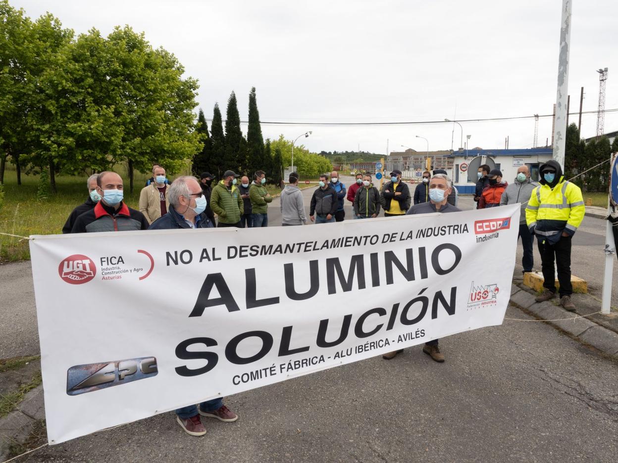 Trabajadores de Alu Ibérica, en una protesta esta semana por la situación de las plantas. 